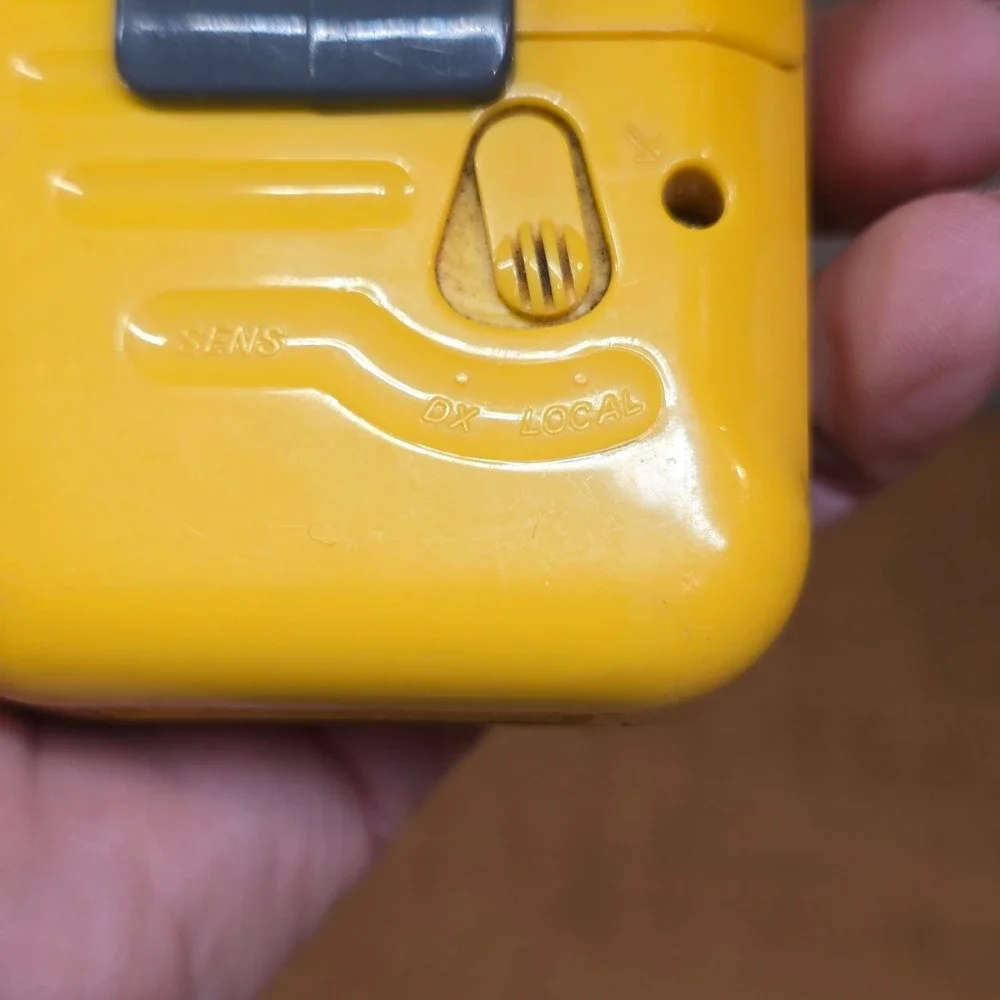 Vintage SONY Walkman Sports FM/AM Radio Yellow SRF-M70 with Belt‎ WORKING!
